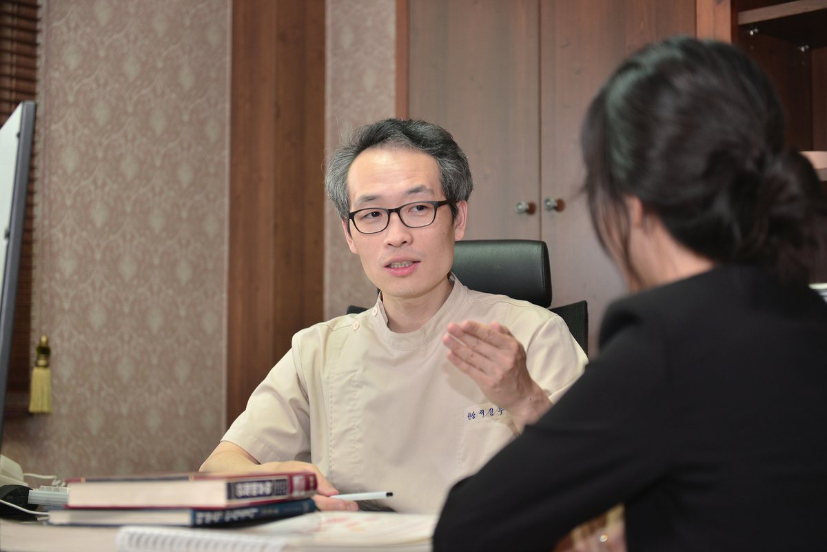 설명하는 원장