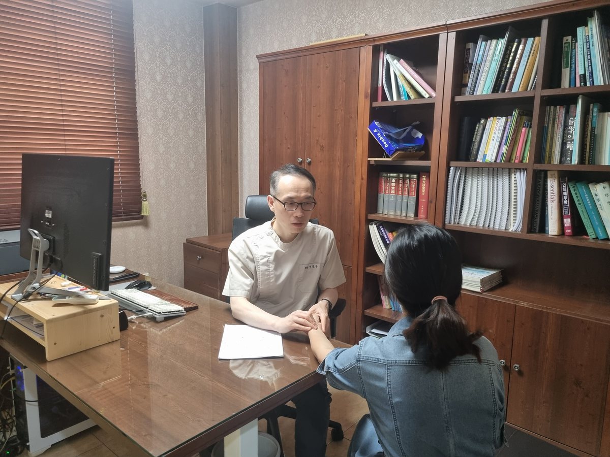 환자의 이야기를 듣는 원장