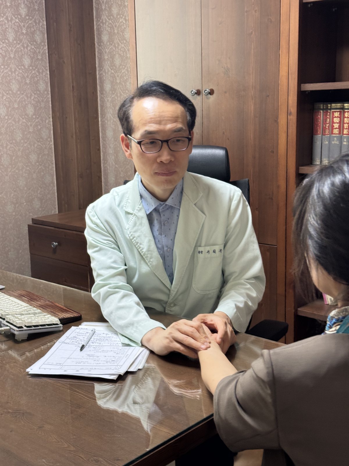상담하는 원장